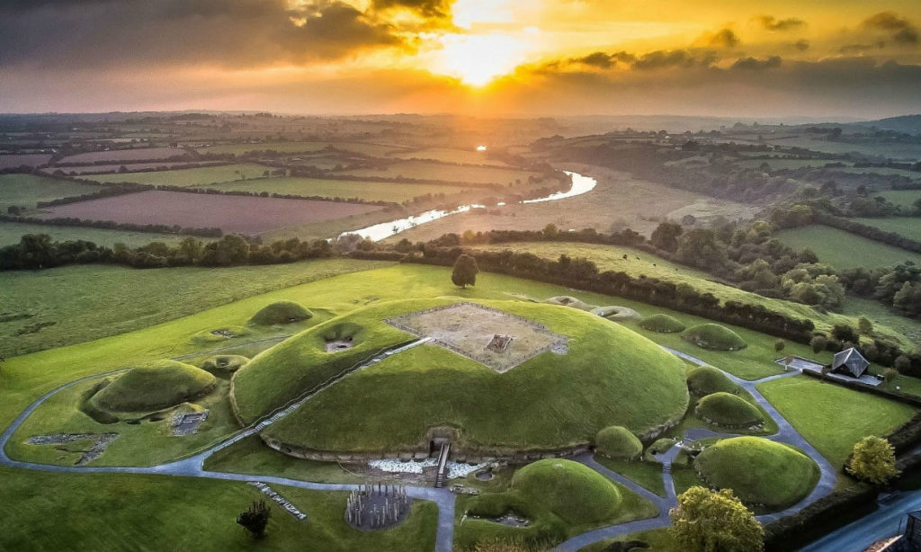 Newgrange: Pravěkou mohylu rozsvěcí sluneční paprsek