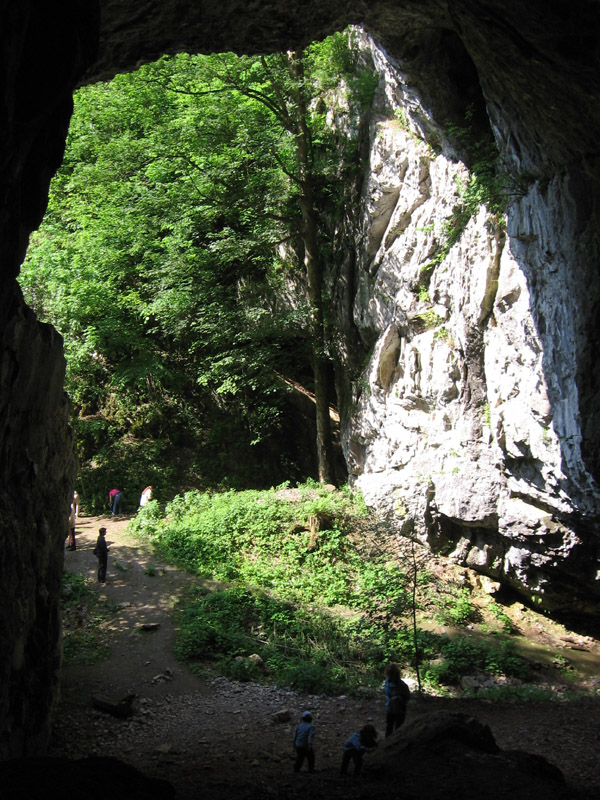 Pohled z jeskyně směrem ven. Foto: CC Mr Hide - volné dílo