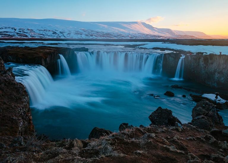 Voda, hory, skály, chlad... to je ráz Islandu.