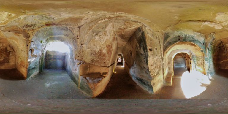 Nejznámější jsou mýty o podzemním labyrintu.