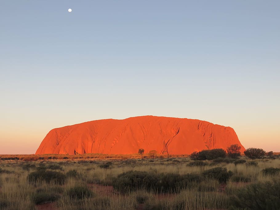 Uluru: Rudě zářící monolit, nad kterým bdí duchové