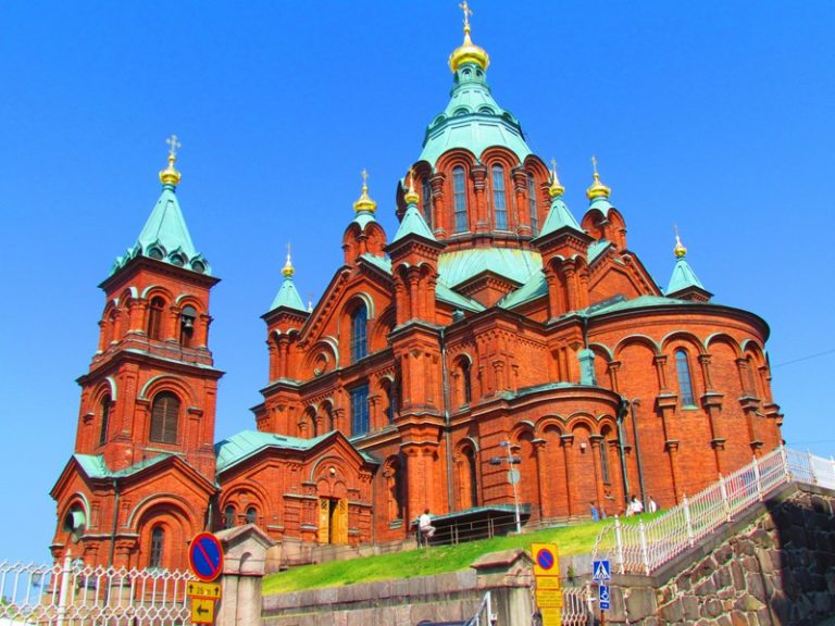 Pravoslavná uspenská katedrála se podobá staroruským kamenným chrámům...