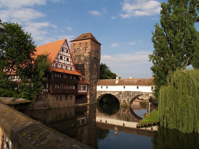 Staré město rozděluje řeka Pegnitz s několika kanály, která vytváří romantická zákoutí.