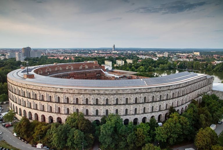 Obrovská aréna, vévodí areálu, ve kterém Hitler pořádal už od roku 1933 masivní sjezdy NSDAP měla být dokonce 1,5 krát větší než římské koloseum.