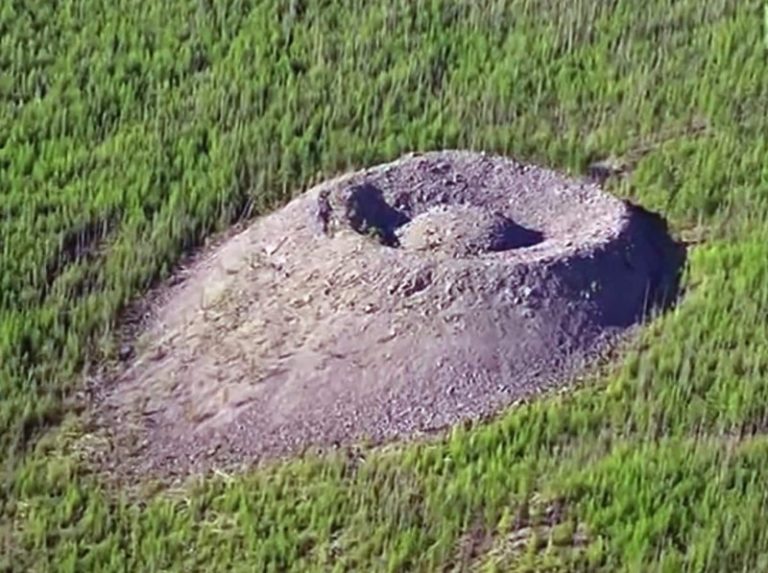 S tím, kde se tu kráter vzal, si vědci dodnes lámou hlavy.