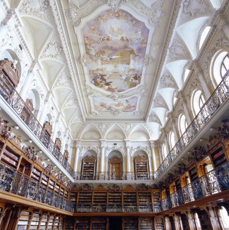 Naleznete zde největší klášterní knihovnu.