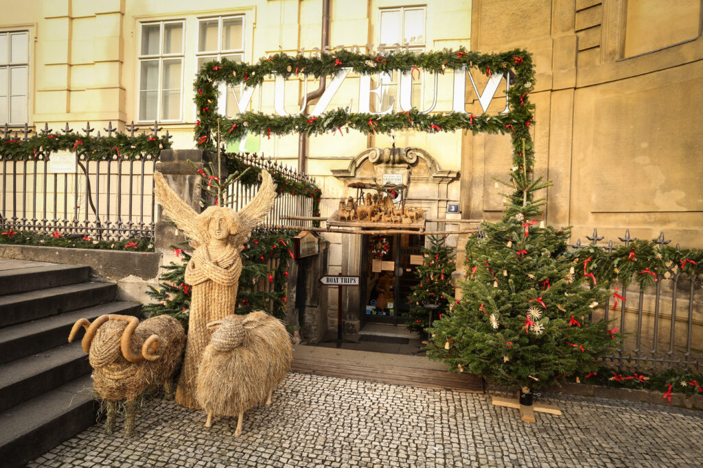 Betlémy v Muzeu Karlova mostu: Přijďte poznat pravé české Vánoce a dozvědět se více o tradici obdarovávání!
