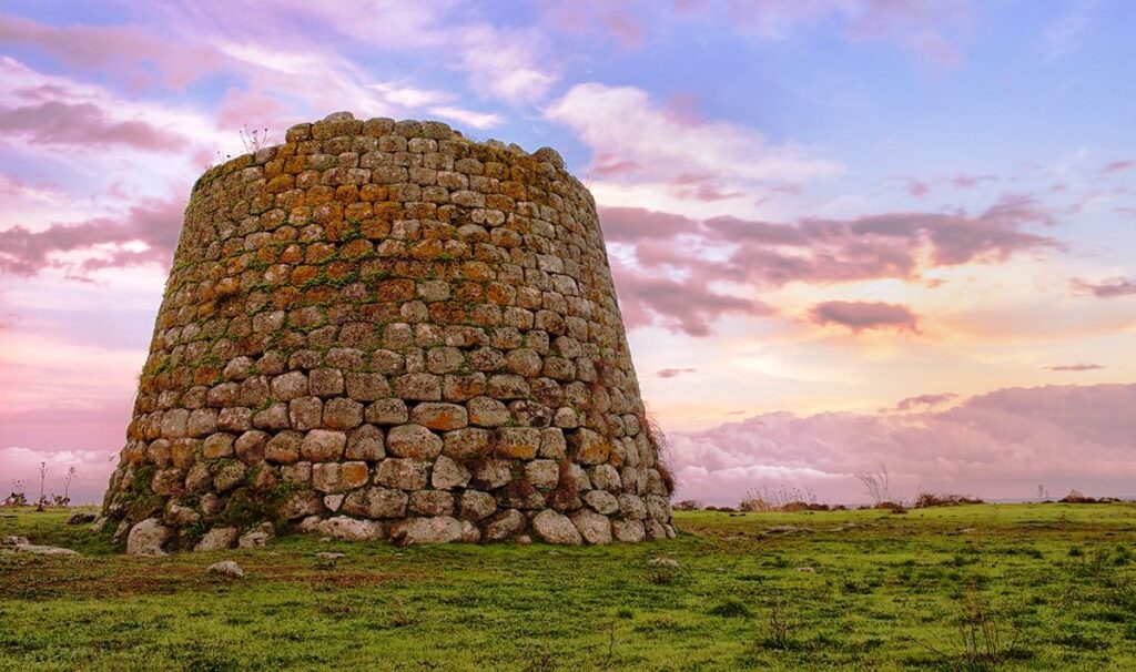 Nuraghi: Kde se vzaly obrovské kamenné věže?