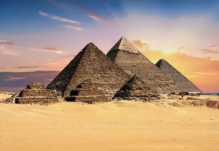 Pyramidy v Gíze: Ukrývají tajemné stavby dávná poselství?