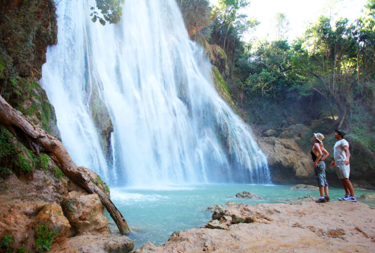Ve vnitrozemí najdeme fantastické vodopády jako například Salto el Limón.