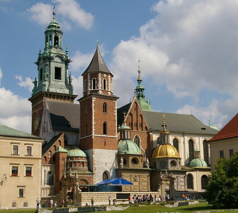 Katedrála sv. Stanislava a Václava je pro Poláky tradičním místem korunovací polských králů, z nichž mnozí jsou tu pohřbeni, stejně jako svatý Stanislav, svatá Hedvika a další významné osobnosti polského národa.