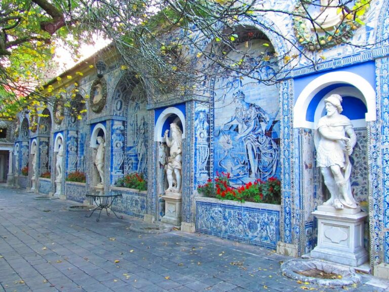 Nejen vnitřek Palácia dos Marqueses de Fronteira vás ohromí, ale i zahrady plné výjevů, zákoutí a soch jsou opravdu romantické.