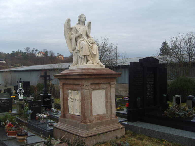 Tento mramorový Anděl hlídá pomník rodiny Feyereislovy na hřbitově v Žebráce.