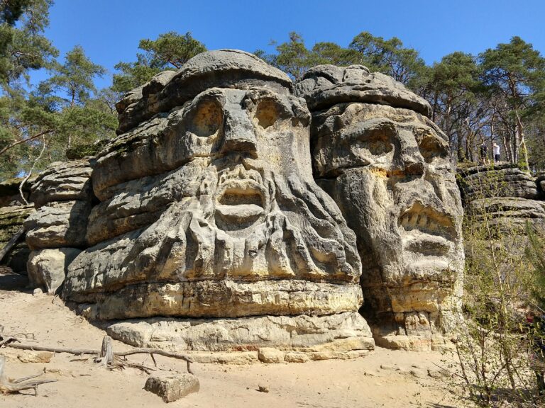 Čertovy hlavy – reliéfy dvou hlav pohádkových bytostí připomínajících čerty nad obcí Želízy.