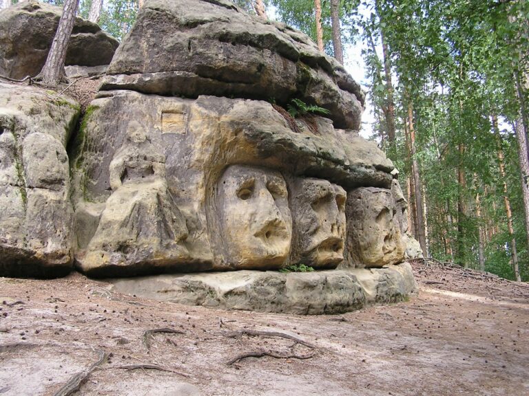 Harfenice leží asi 2 km severozápadně od Želíz, při široké lesní cestě. Na skále jsou zpodobněny reliéfy lidských hlav, vedle nich pak jeskyňka a u ní reliéf ženy s harfou.