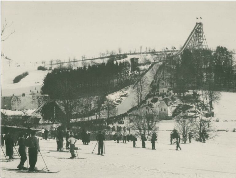 Výstava věnovaná skákání na lyžích a otevření lyžařské stezky, kterou zde můžete aktuálně navštívit.