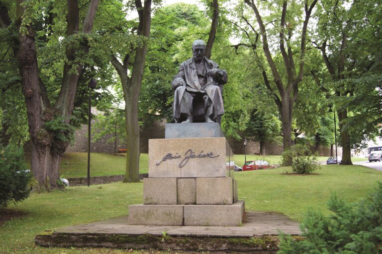 Alois Jirásek, který učil na gymnáziu, tu má sochu.