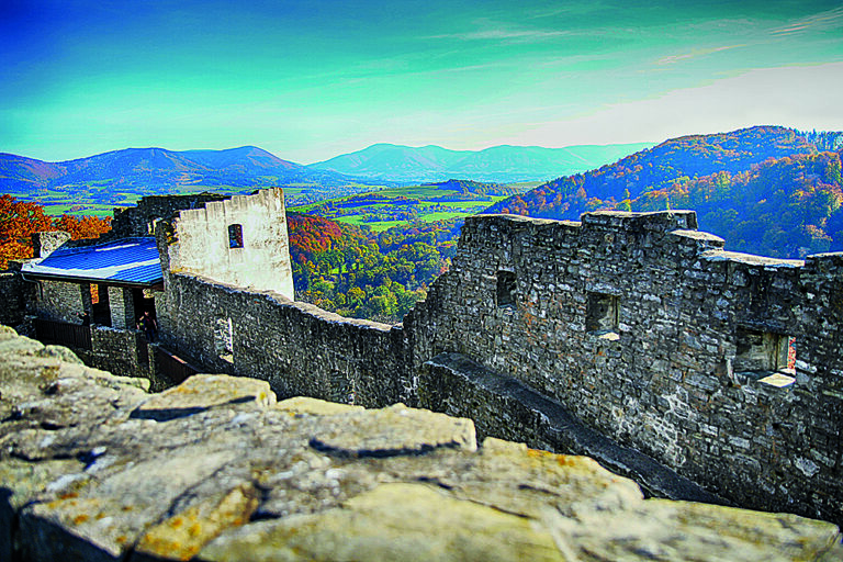 Rozpadlé hradby hradu Hukvaldy. Foto: Shutterstock