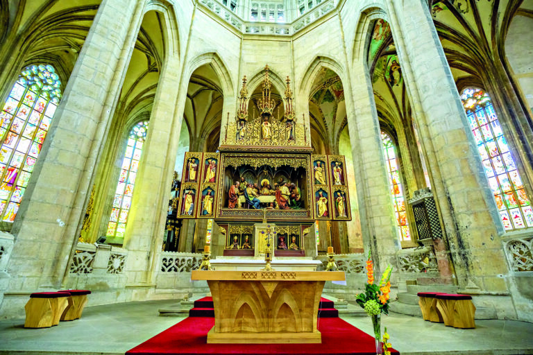 Oltář uvnitř katedrály, která je zapsána na seznamu UNESCO.
