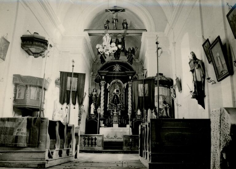 Interiér kaple na dobové fotografii z listopadu 1964.