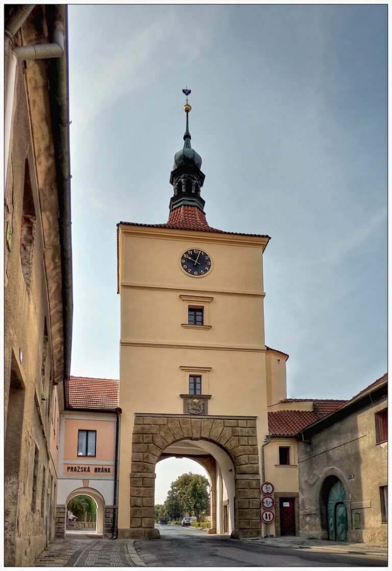 Pražská brána ve Velvarech. Foto: Archiv SCCR