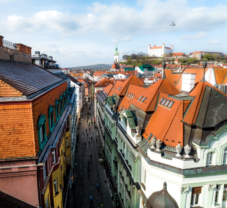 Bratislavské střechy jsou podobně romantické, jako ty pražské.