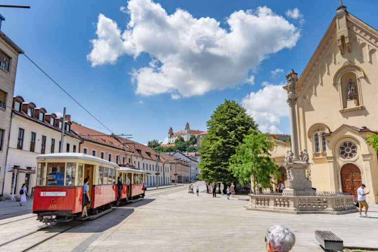 Kapucínská ulice s kostelem svätého Štefana