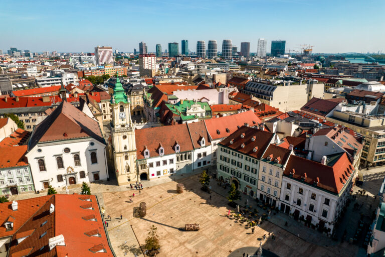 Staré Město s radnicí. Na obzoru vyrůstá moderní podoba Bratislavy.