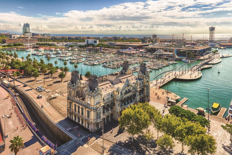 Z La Rambla vyjdete k historickému přístavu, kde je Kolumbův památník a úchvatný výhled na Barcelonu s věží Torre Jaume.