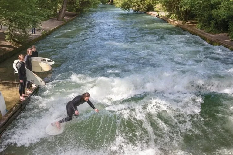 Surfování na řece Eisbach je zdarma a areál se nachází blízko centra.