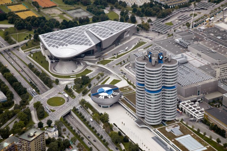 Futuristická budova Muzea BMW se nachází v blízkosti Olympiaparku a dostanete se tam metrem (U-bahn).