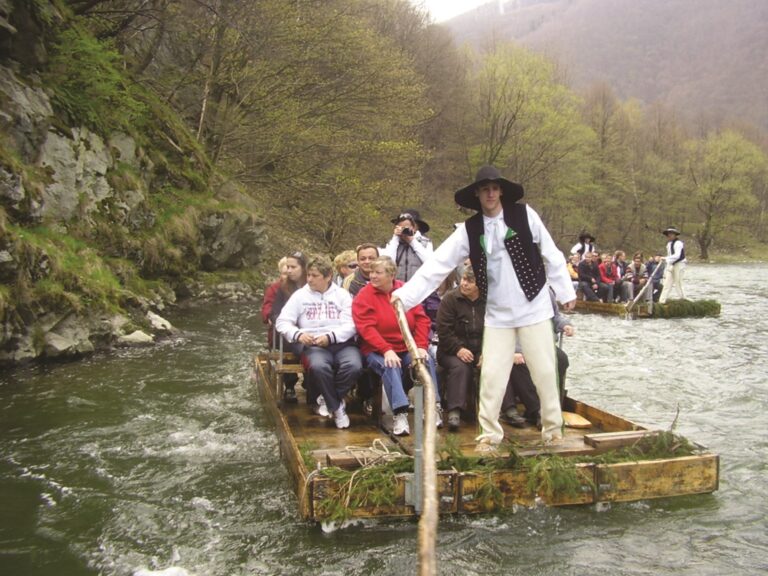 Novodobí pltníci už nevozí dřevo a další suroviny, ale vyprávějí o své profesi turistům.