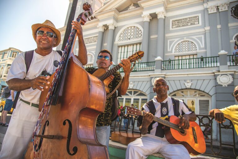 Poblíž známého hudebního clubu Calle Heredia 206 v Santiago de Cuba si můžete vyslechnout i pouliční vystoupení.