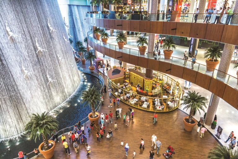 V obchodním centru Dubai Mall můžete obdivovat i obří akvárium se žraloky.