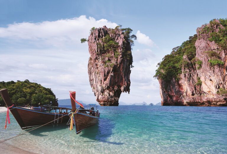 Letovisko Krabi s vápencovými vrcholky a přemírou dlouhých písečných pláží se nachází 800 kilometrů jižně od Bangkoku.