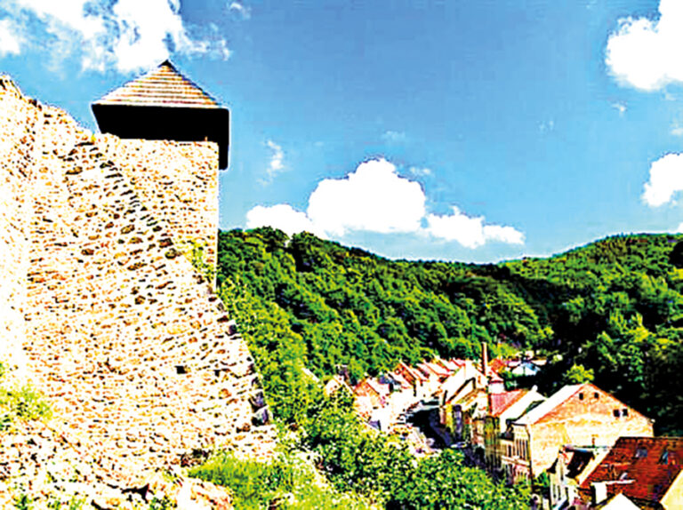 U zříceniny hradu nad městem se občerstvíte ve výletní restauraci.