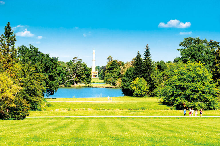 Nenechte si ujít ani malebný Minaret v parku.