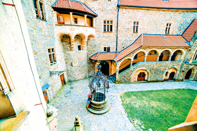 Pohled na nádvoří s kašnou vtáhne návštěvníky do dávné minulosti.