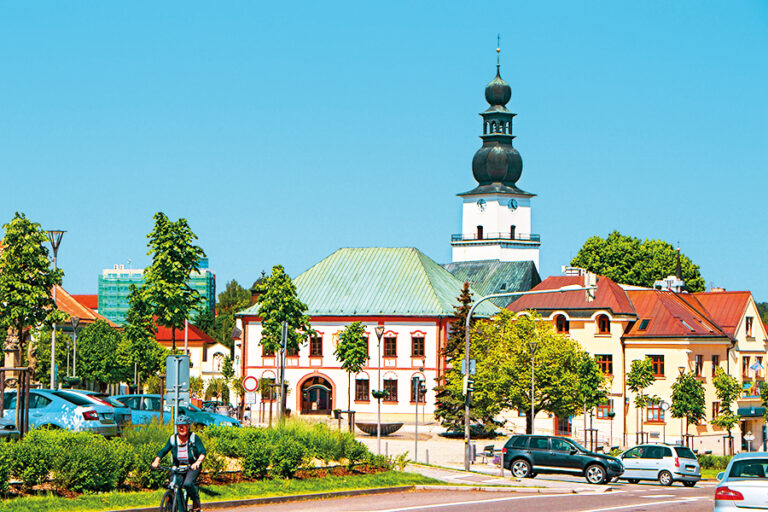 Středobodem náměstí je krásně uchovaná budova staré radnice.