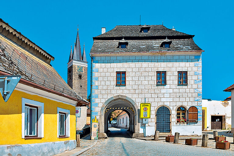 Věž svatého Ducha je ve městě vidět snad odevšad . A z ní zase vidíte Telč.