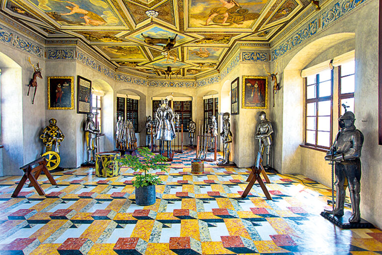 V Rytířském sále najdete bohatou sbírku starodávného brnění a palných zbraní.