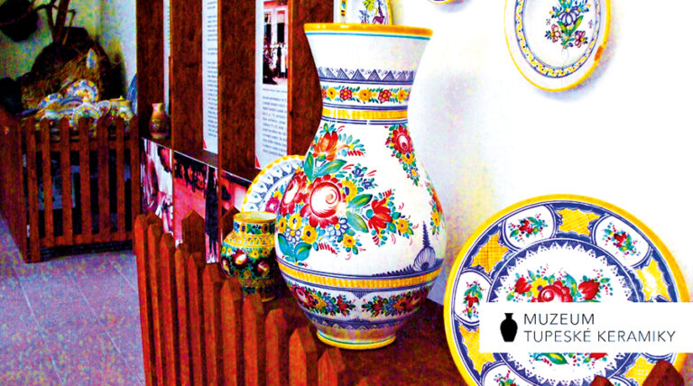 S oblastí Slovácka je kromě Velké Moravy a věrozvěstů Cyrila a Metoděje neodmyslitelně spjatá také ručně malovaná majoliková keramika.