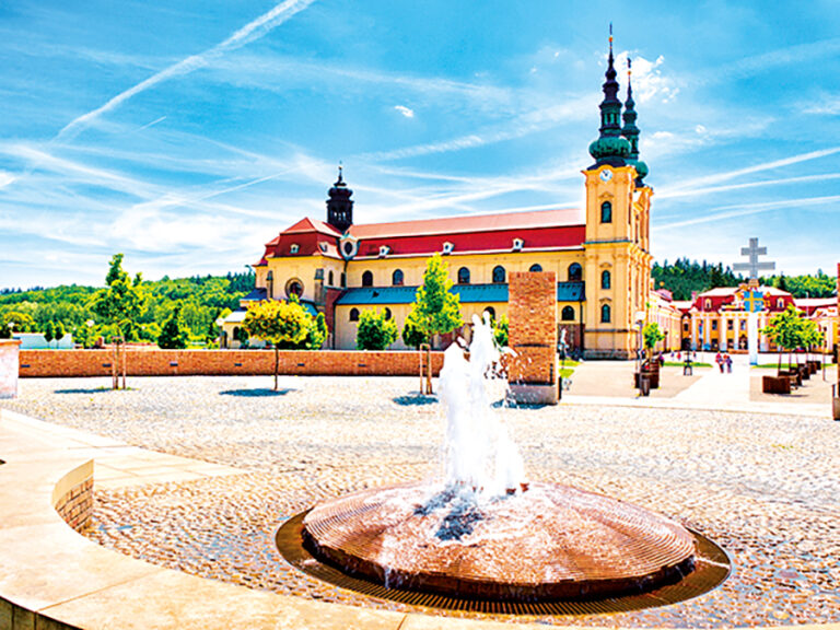 Bazilika láká poutníky.