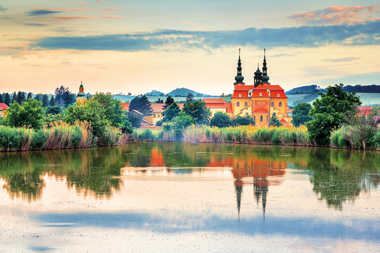 Tipy na zajímavou prohlídku• Cesta: Na Velehrad se nejlépe dostanete autem, které můžete nechat na některém z placených parkovišť. • Cena: Bazilika je volně přístupná, vstup do archeoskanzenu a expozice Živá voda stojí 100 Kč. • Zajímavost: Živá voda je největším sladkovodním tunelem v Evropě.