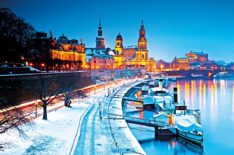 Nábřeží saské metropole nabízí i v zimních měsících možnost plavby lodí.
