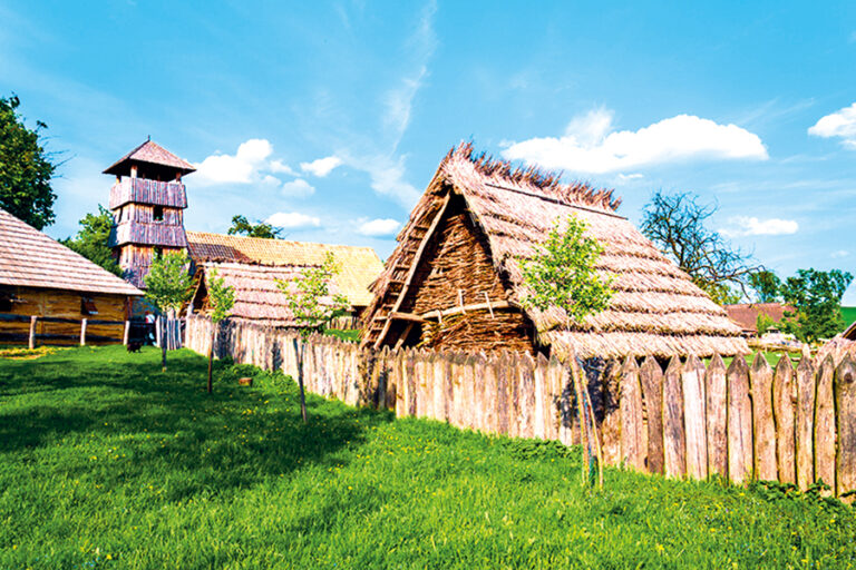 A tady, v nedaleké obci Modrá, ožívá svět našich dávných předků.