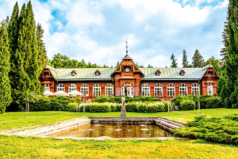 Lázeňský hotel Slezský dům můžete znát z filmu S tebou mě baví svět. Právě tam jezdil Pepa na lyžích za Gábinou.