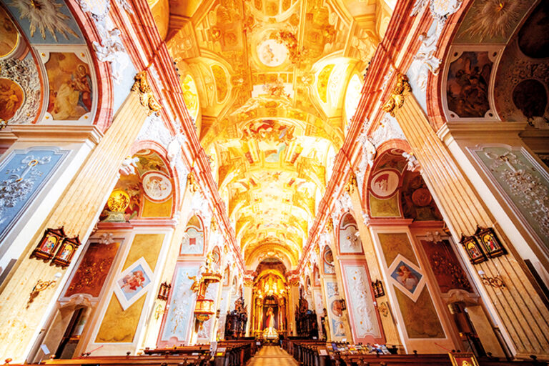 Uvnitř baziliky se otvírá prostor plný skvostů.