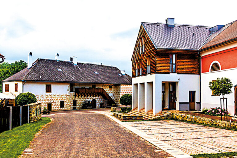 Na okraji města najdete opravenou tvrz Orlice, kde mají sklepy z 13. století.