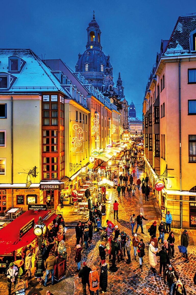 Pěší zóně se stánky se říká Drážďanská vánoční míle.